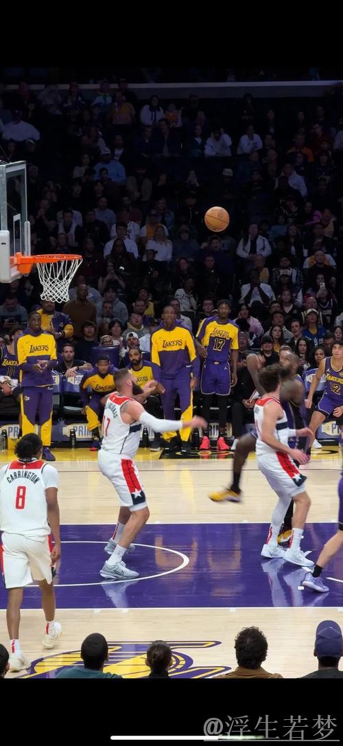 詹姆斯助攻 里弗斯精彩快攻上篮得手
